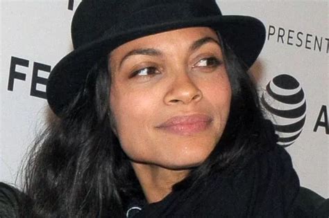 Rosario Dawson strips totally nude as she refuses to let gravity。